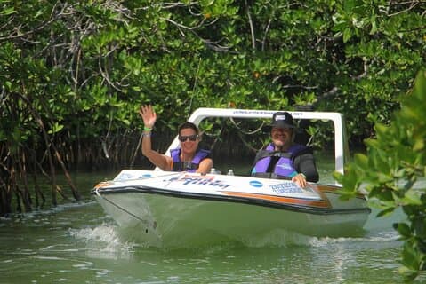 Excursion en hors-bord dans la mangrove et la lagune
