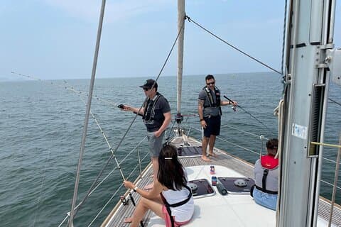 Tour in yacht di un'intera giornata a Hwasung