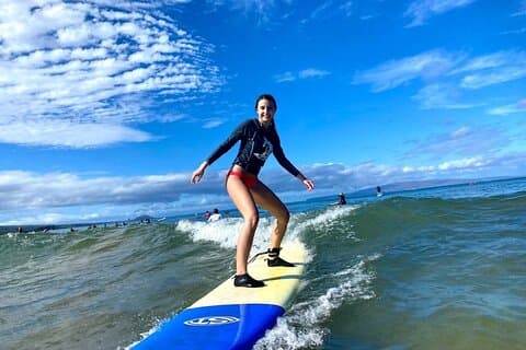 Clases de surf grupales en Kalama Beach en Kihei