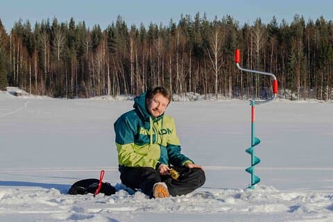 Første isfiskeoplevelse i Rovaniemi