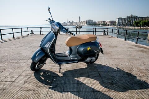 Excursão privada guiada de Vespa em Bari