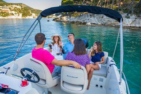 Private Tour: Wein- und Sonnenuntergangserlebnis am Boot