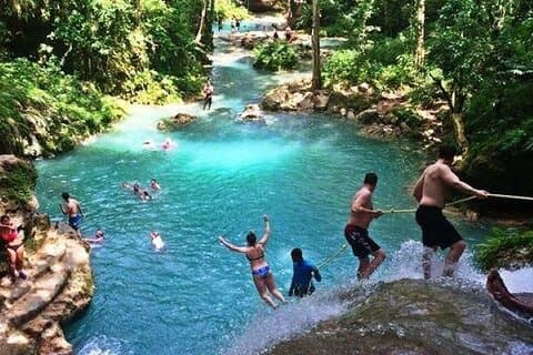Blue Hole og Dunn's River Falls-tur med lunsj og cocktailer på Reggae Hill