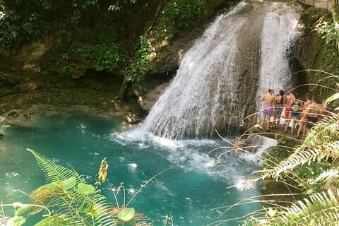 Agujero azul o río Dunns y laguna luminosa desde Montego Bay