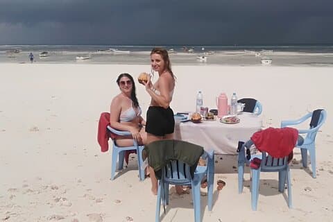 Sandbank Pique-nique et boutre naviguant avec déjeuner de fruits de mer