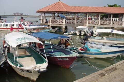 Dal molo di Kuala Besut (isola di Perhentian) agli hotel della città di Kuala Lumpur Solo andata