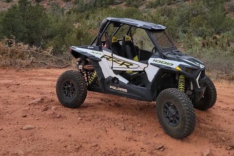 Polaris RZR 2-sitsig halvdagshyra