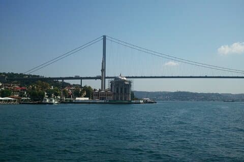 Estambul: crucero de día completo por el Bósforo, visita al palacio de Beylerbeyi con almuerzo