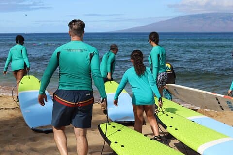 Lecciones grupales de surf desde la playa de Kaanapali