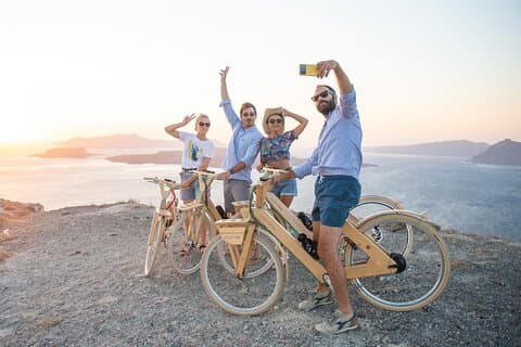 Excursão privada de bicicleta elétrica de madeira de 2 horas no Castelo Emporio, Santorini