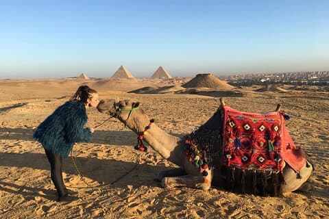 Paseo en camello por las pirámides de Giza durante el amanecer o el atardecer