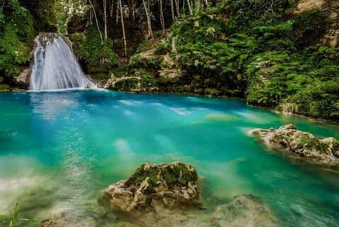 Viagem diurna para Blue Hole Ocho Rios saindo de Montego Bay