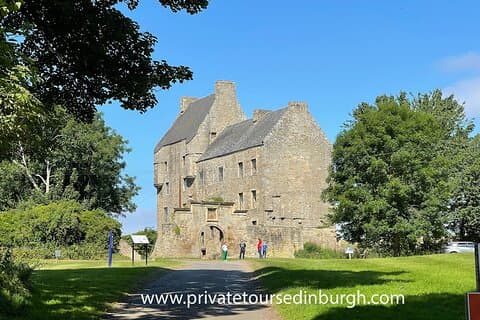 Excursión de un día a Outlander por Lallybroch, excursión en grupo pequeño a Versalles