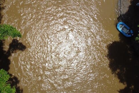 Safary flytande vid Peñas Blancas River