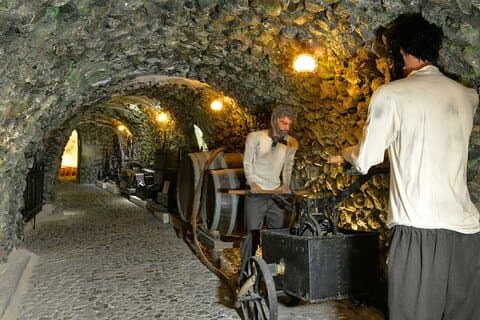 Visite du musée du vin de la grotte à Santorin avec dégustation et prise en charge