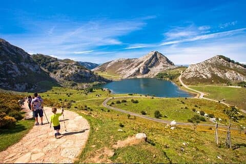 Excursión a los Picos de Europa Lagos de Covadonga y Santuario