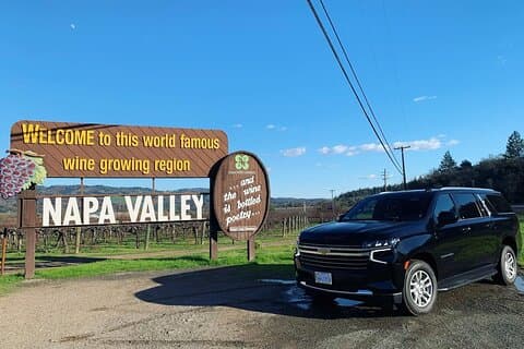 Trasporto di cantine e vigneti in SUV nero di lusso a grandezza naturale