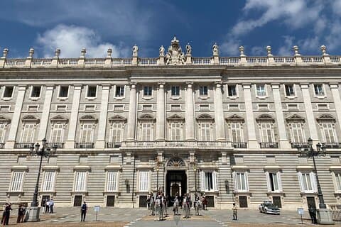 Rondleiding door kleine groepen Koninklijk Paleis Madrid met Skip the Line-ticket