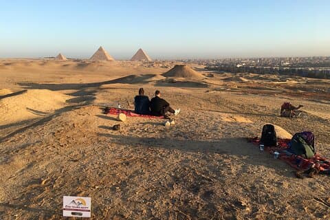 Ongewone woestijnsafari-tour rond de piramides van Gizeh tijdens zonsondergang met barbecue.