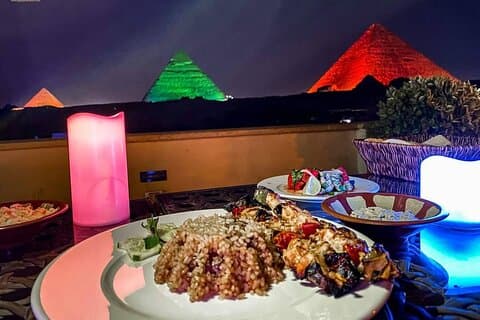 Espectáculo de luz y sonido con cena con vista a las pirámides en el restaurante en la azotea