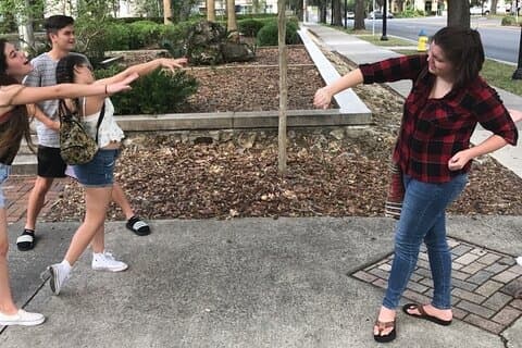 Delta i en morsom Scavenger Hunt i Costa Mesa av Zombie Scavengers