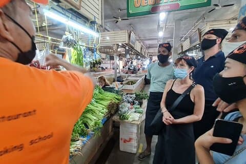 Aprenda 5 platos tailandeses y visite un mercado local en Phuket
