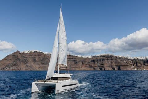 Croisière partagée d'une demi-journée en catamaran à Santorin