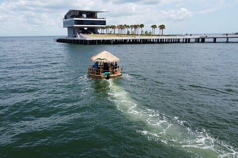 Tiki Boat - St. Pete Pier - Den enda autentiska flytande Tiki Bar