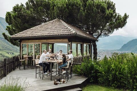 Weingutsführung und Verkostung in Bozen im SKYWINE PAVILLON