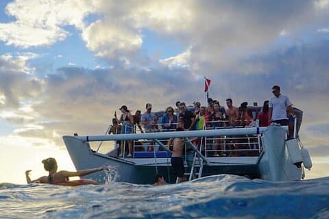 Paradise Waikiki Sunset Cruise + LIVE DJ + SVØMNING
