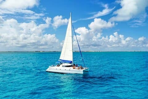 Isla Mujeres: Katamaran tur med snorkling, mat, drikke, strand