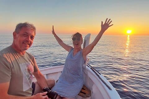 Paseo en barco privado al atardecer por Cinque Terre con gozzo tradicional de Liguria