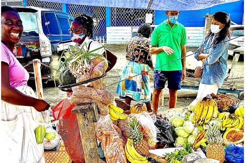 Momento saliente di Montego Bay con negozi di souvenir e fermata del ristorante
