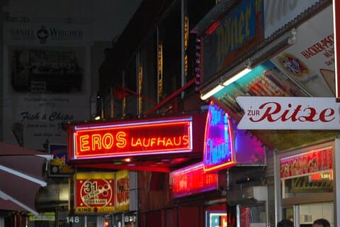 Tour por el barrio de sexo, drogas y perritos calientes en Hamburgo