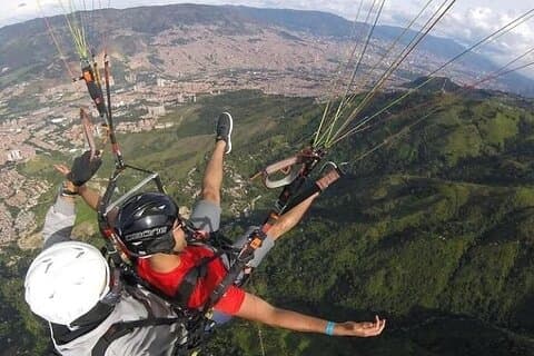 Excursão de paraquedismo de Medellin com transporte e vídeos HD