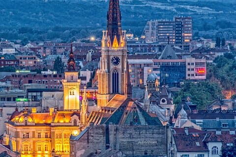 Excursion d'une journée complète au départ de Belgrade: visite de la ville de Novi Sad (cave, château, église)