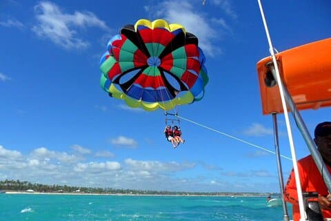 Adrenalina em parapente para seu grupo compartilhado de punta cana