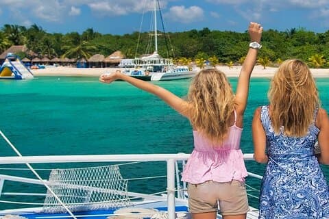 Cozumel-catamaranervaring met snorkelen en strandclub