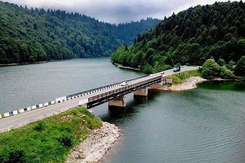Tour privado de 2 días al lago Shaori y la bodega Khvanchkara en Racha