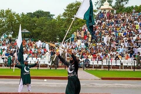 Privado e guiado: Excursão de dia inteiro na fronteira de Wagah, cidade murada e forte de Lahore