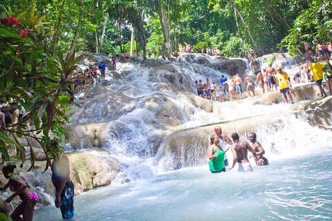 Visite combinée des chutes de la rivière Dunns et des chutes secrètes du Blue Hole au départ de Montego Bay