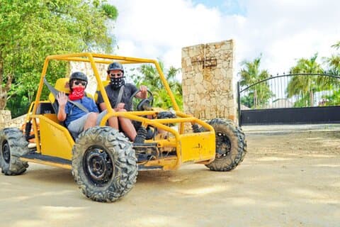 Excursão de dia inteiro de Cap Cana com experiência de passeio de buggy e a cavalo