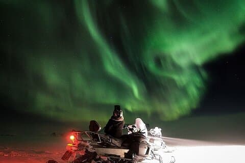 Caza de motos de nieve de Northern Lights