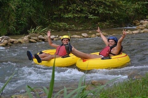 River-Tubing-Abenteuer auf der Rio Bueno & Bamboo Beach Club Private Tour
