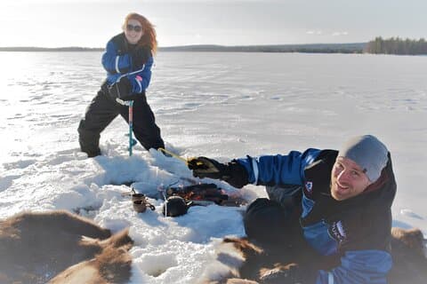 Pêche sur glace comme un Finlandais à Rovaniemi, complexe touristique Apukka
