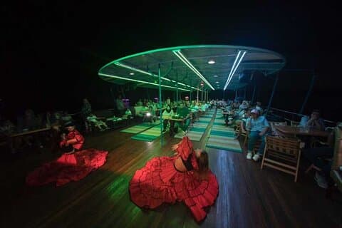 Sharm El Sheikh på natten middag på yacht med magdansör show