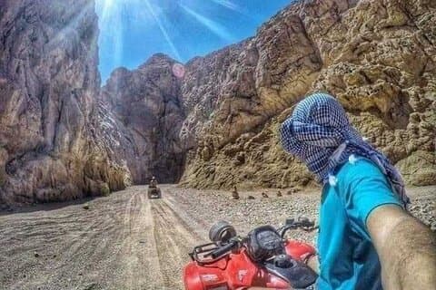 Viagem de safári no deserto de quadriciclo em Sharm El Sheikh durante o nascer ou o pôr do sol
