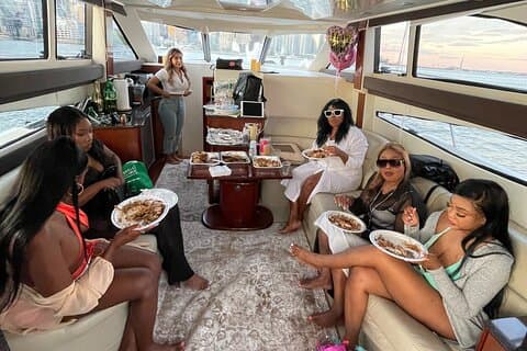VIP Luxury Yacht Charter för upp till 12 gäster