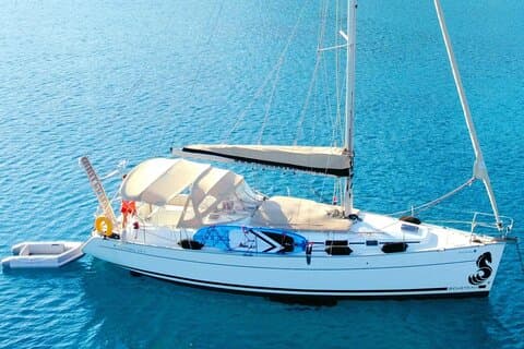 Viaje en velero privado al atardecer a la bahía de Kallithea Thermes