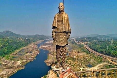 Tour zur Statue der Einheit von Ahmedabad in einem privaten Auto mit Mittagessen und Guide